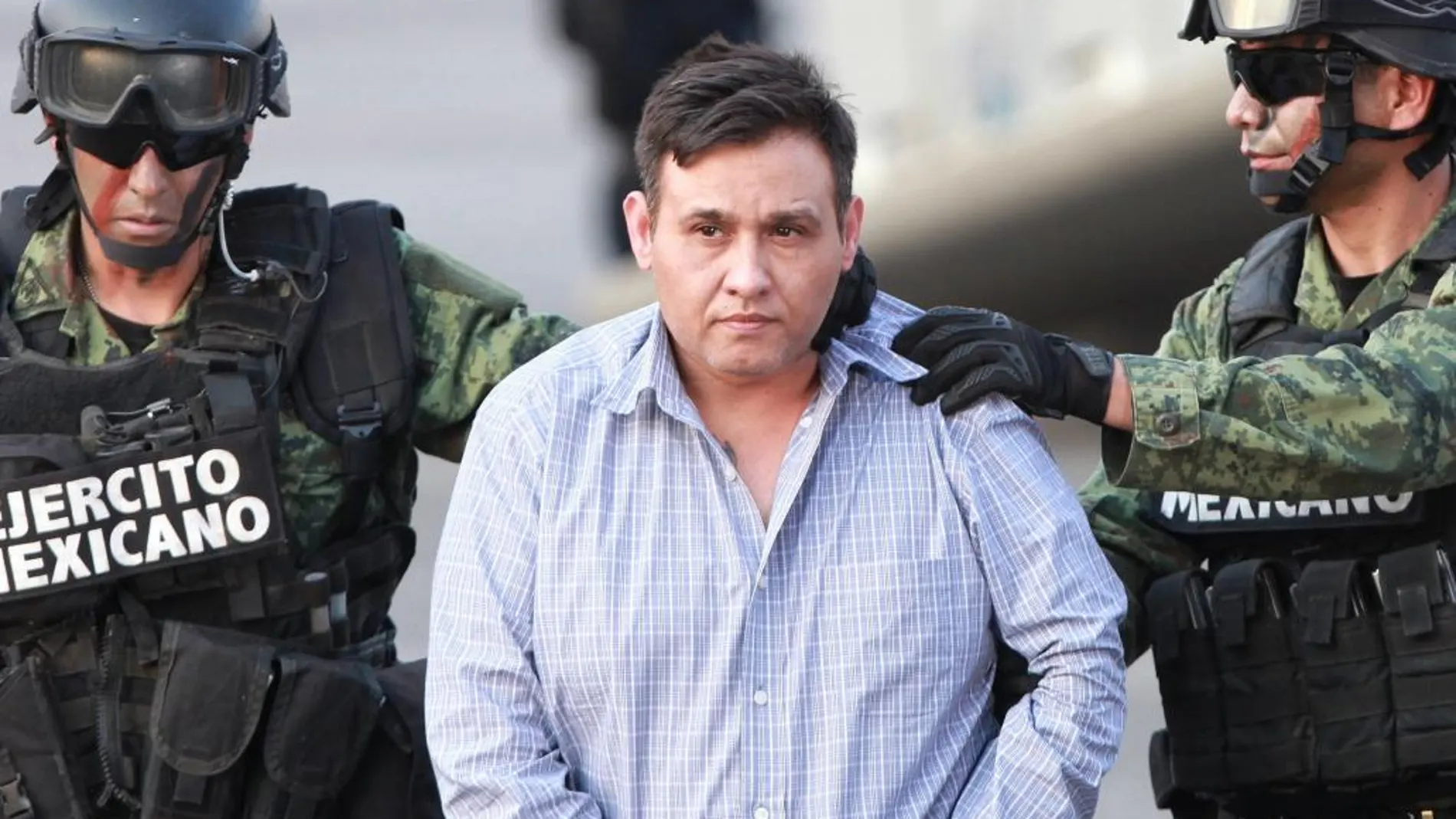 Militares custodian el pasado miércoles 4 de marzo de 2015, al líder de la organización criminal de Los Zetas, Omar Treviño Morales, quien fue detenido en la localidad de Garza García del estado de Nuevo León (México).