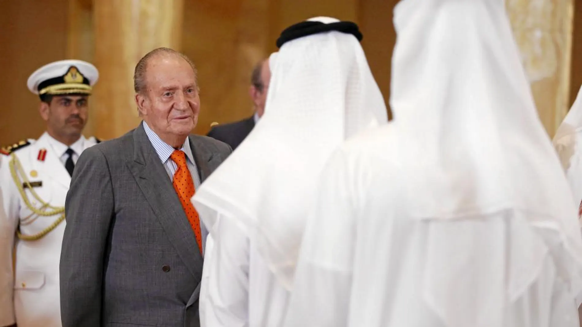 Don Juan Carlos, en los Emiratos Árabes, durante su último viaje oficial al Golfo Pérsico