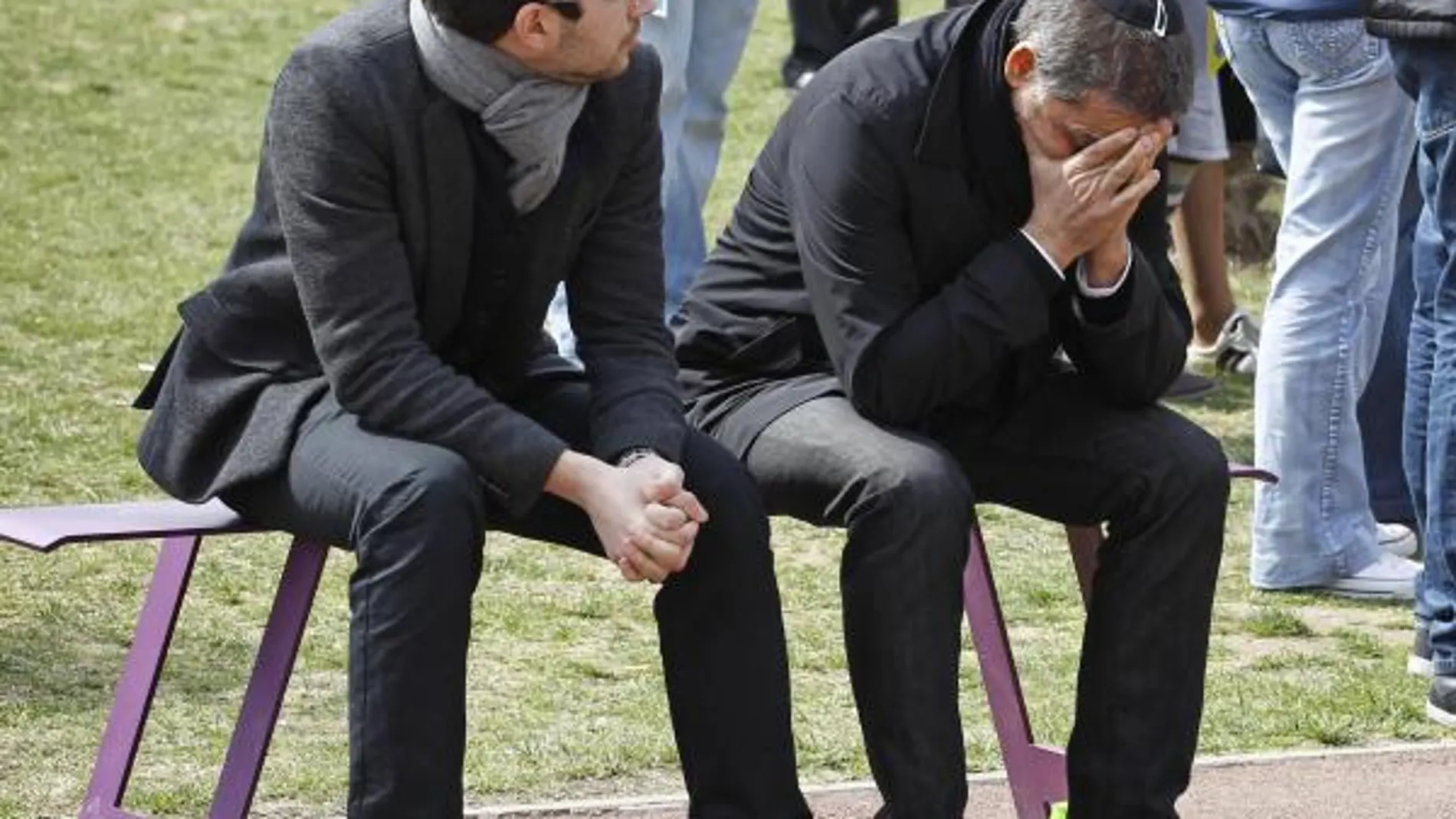 Dos judíos franceses en el funeral por cuatro ciudadanos de la misma religión asesinados en una escuela judía en Toulouse por un terrorista musulmán en marzo de 2012.