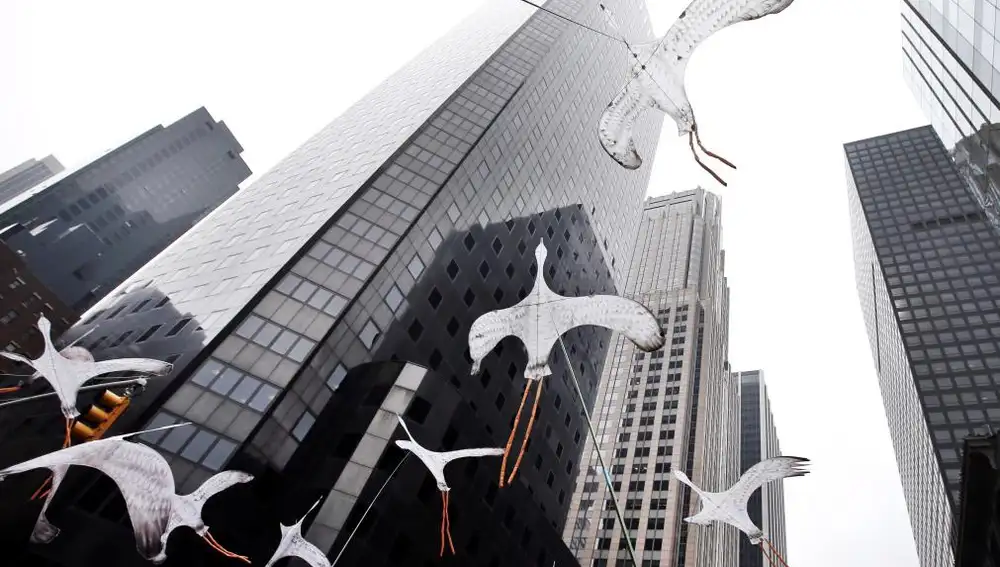 Cometas en forma de pájaro en la Sexta Avenida durante la marcha contra el cambio climático en Nueva York