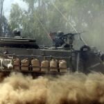 Soldados israelíes en un blindado cerca de la frontera con Gaza.
