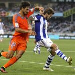 El centrocampista portugués del Valencia André Gomes lucha un balón con el defensa de la Real Sociedad Íñigo Martínez
