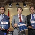 Ignacio González (c), junto al portavoz del Gobierno regional y consejero de Presidencia y Justicia, Salvador Victoria (i), y el consejero de Economía y Hacienda, Enrique Ossorio (d).