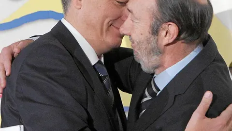 Pere Navarro ha renunciado a hacer oposición en Cataluña, lo que le ha enfrentado a Rubalcaba