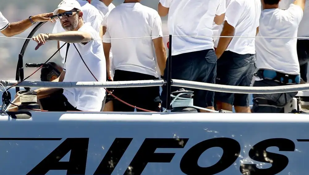 El Príncipe Felipe en la embarcación &quot;Aifos&quot;de la Armada Española