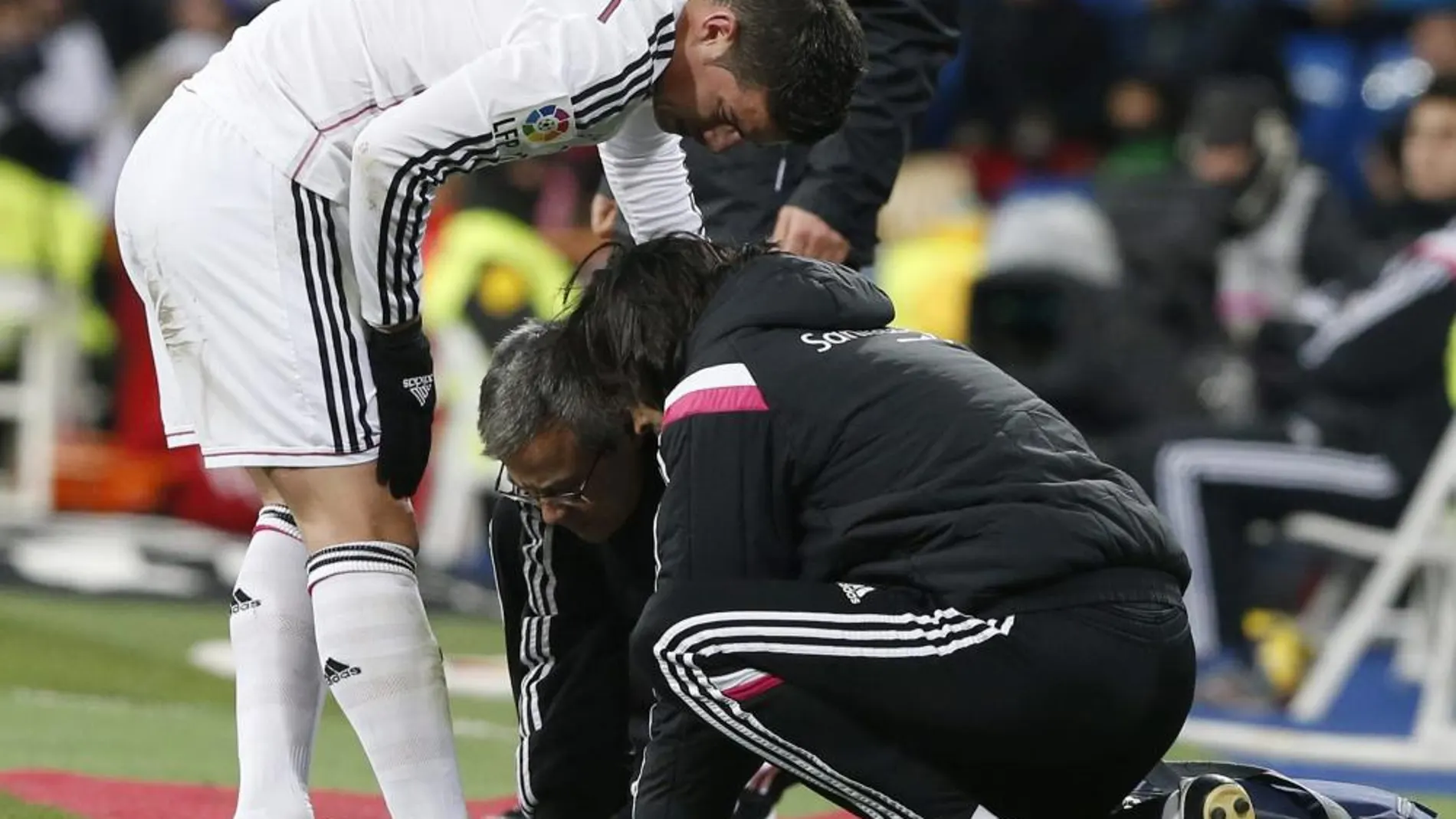 El centrocampista colombiano del Real Madrid James Rodríguez, tras lesionarse