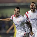Vitolo, en primer término, celebra con Iborra el gol que marcó a los trece segundos de partido