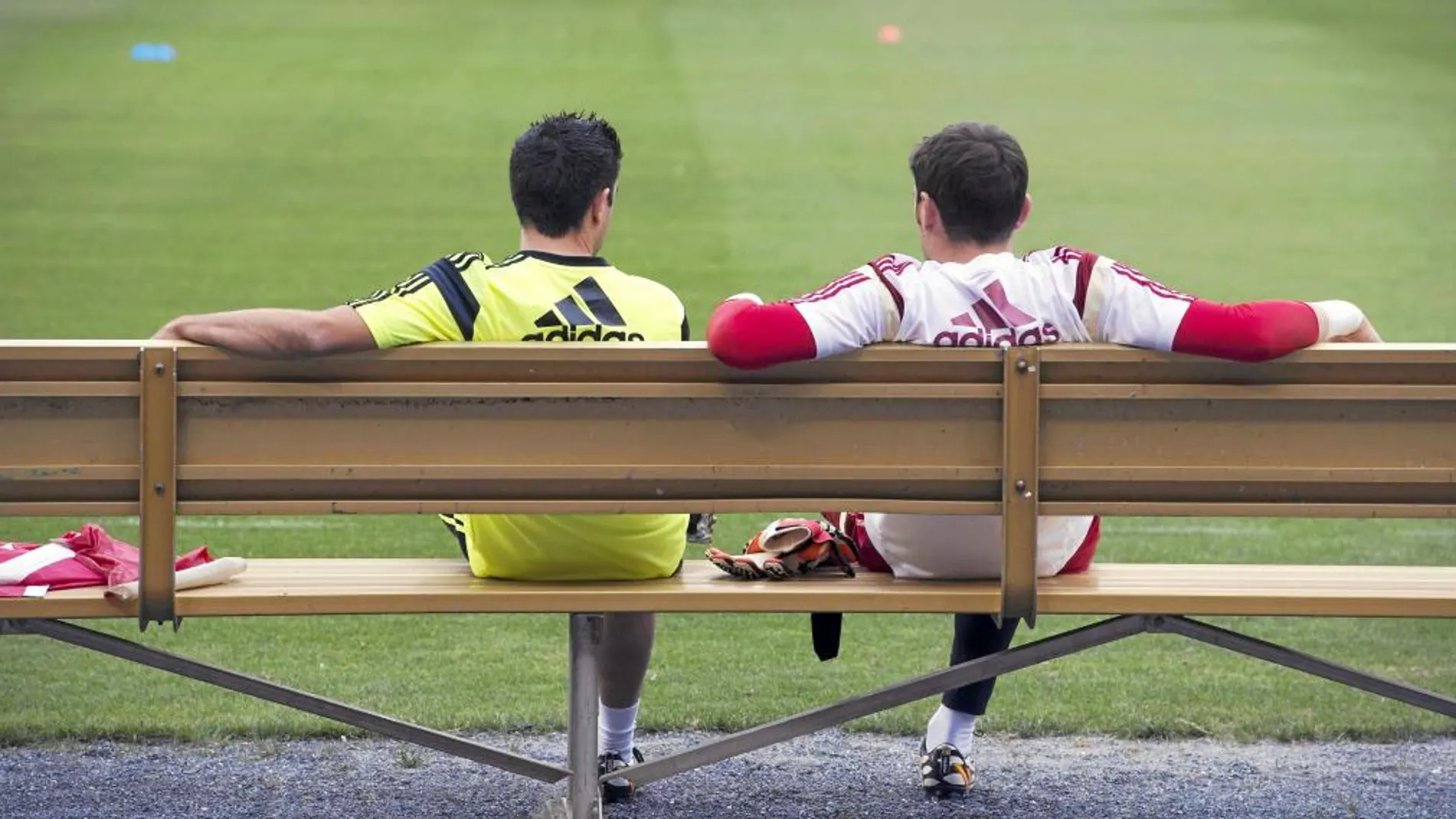 Xavi y Casillas conversan tranquilamente después de un entrenamiento de la Selección
