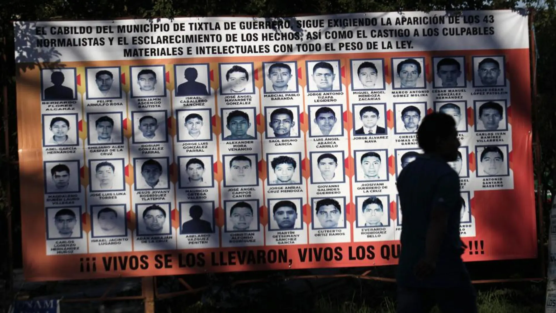 Cartel con las fotografías de los 43 estudiantes