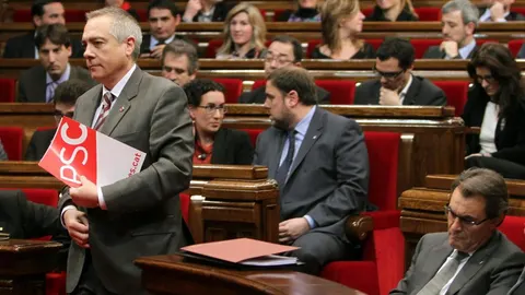 Pere Navarro se dirige al estrado para intervenir en la primera jornada del pleno de investidura