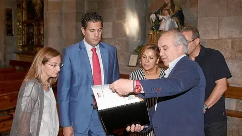 Rosa Valdeón y Alberto Castro visitan los trabajos de restauración de la nave sur en la Iglesia zamorana de Santa María de la Horta