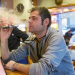Al no estar regulado, nada impide utilizar el cigarrillo electrónico en espacios donde está prohibido fumar