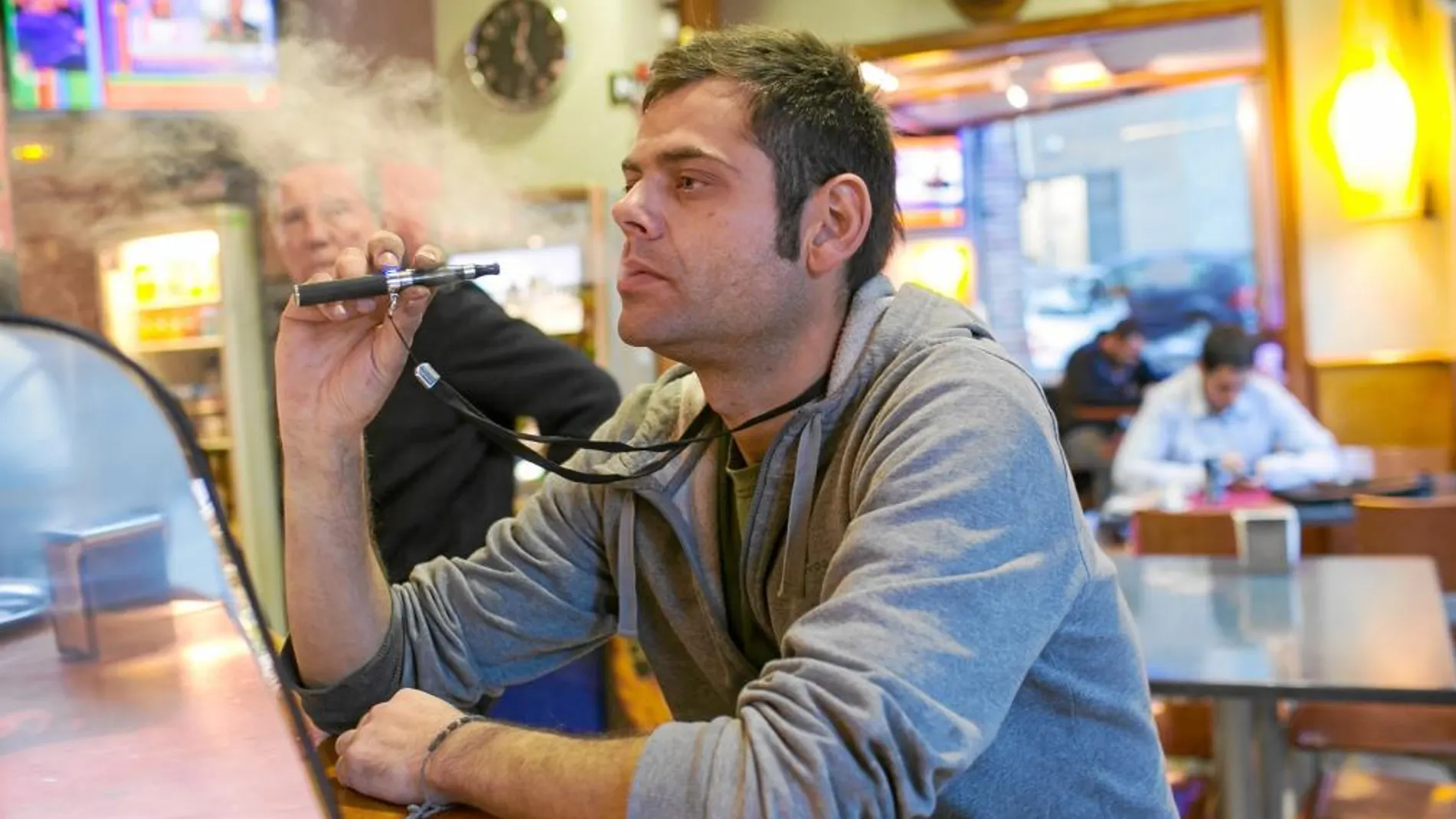 Al no estar regulado, nada impide utilizar el cigarrillo electrónico en espacios donde está prohibido fumar