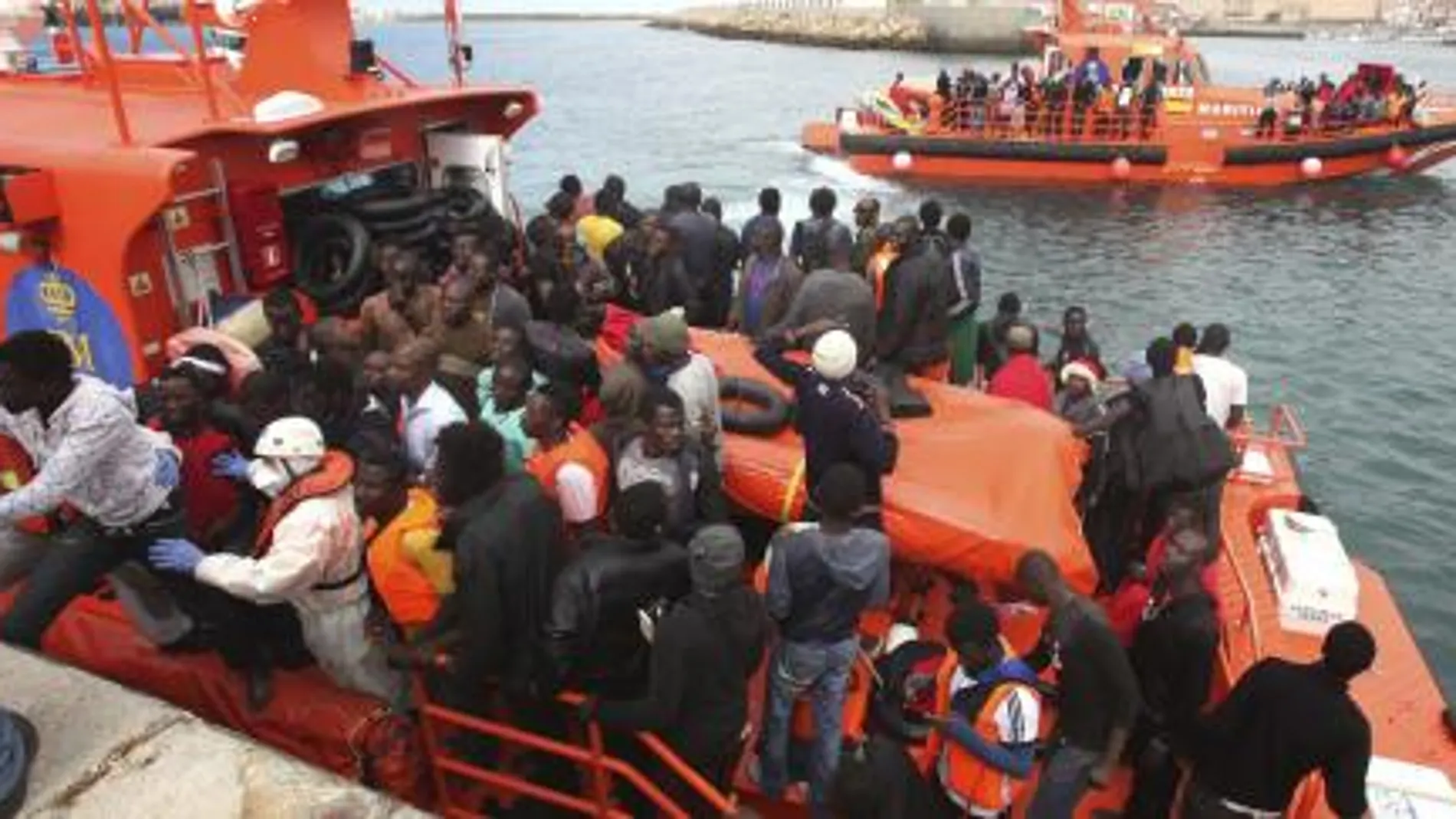 Llegada al puerto de Tarifa de los 227 inmigrantes, en su mayoría subsaharianos, rescatados hoy por Salvamento Marítimo cuando viajaban en 23 pateras en aguas del Estrecho de Gibraltar tratando de alcanzar la Península.