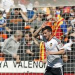 El delantero italiano del Valencia, Pablo Piatti, celebra su segundo gol marcado al Real Sociedad