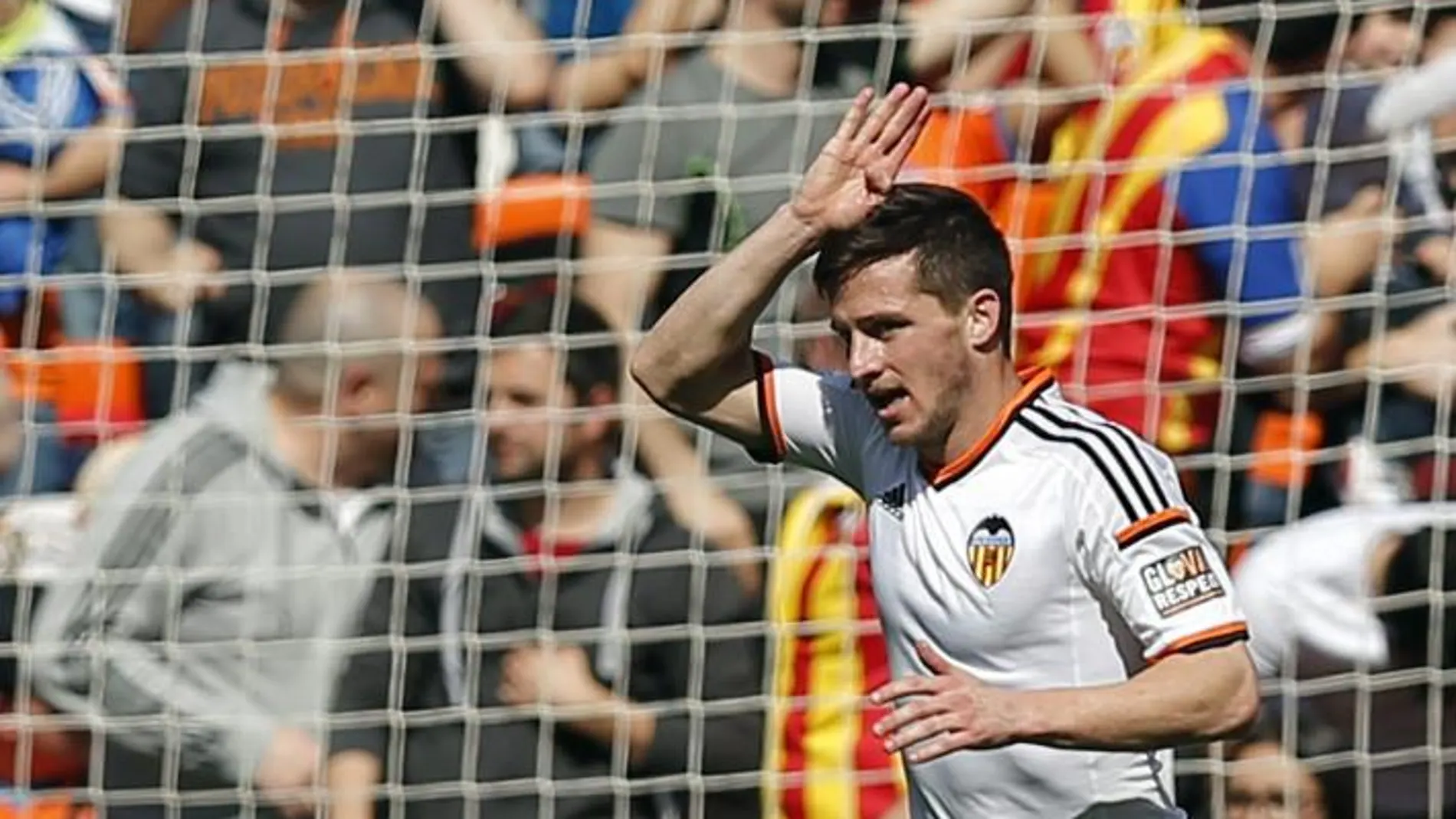El delantero italiano del Valencia, Pablo Piatti, celebra su segundo gol marcado al Real Sociedad