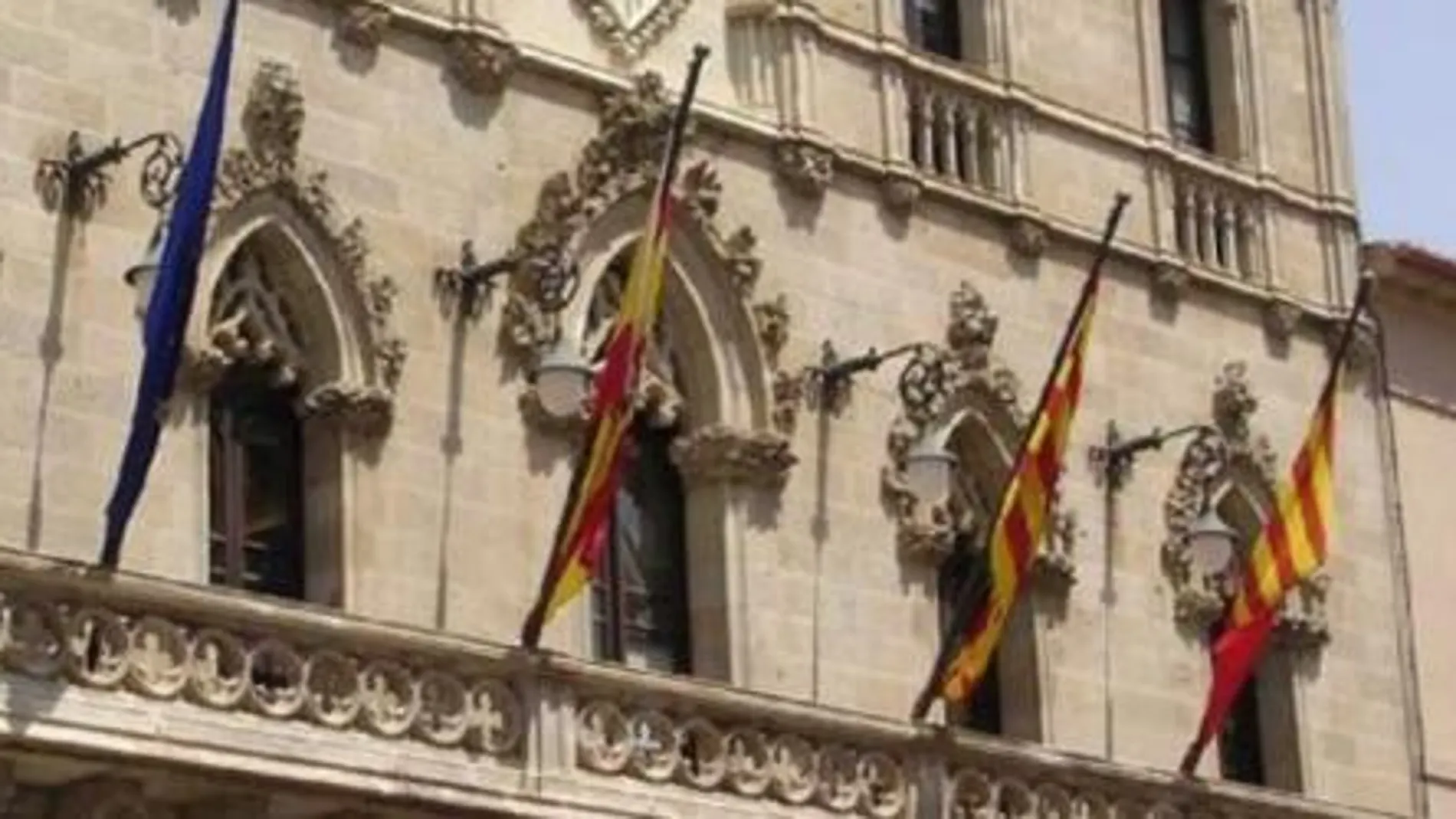Balcón del Ayuntamieto de Tarrasa con todas las banderas.