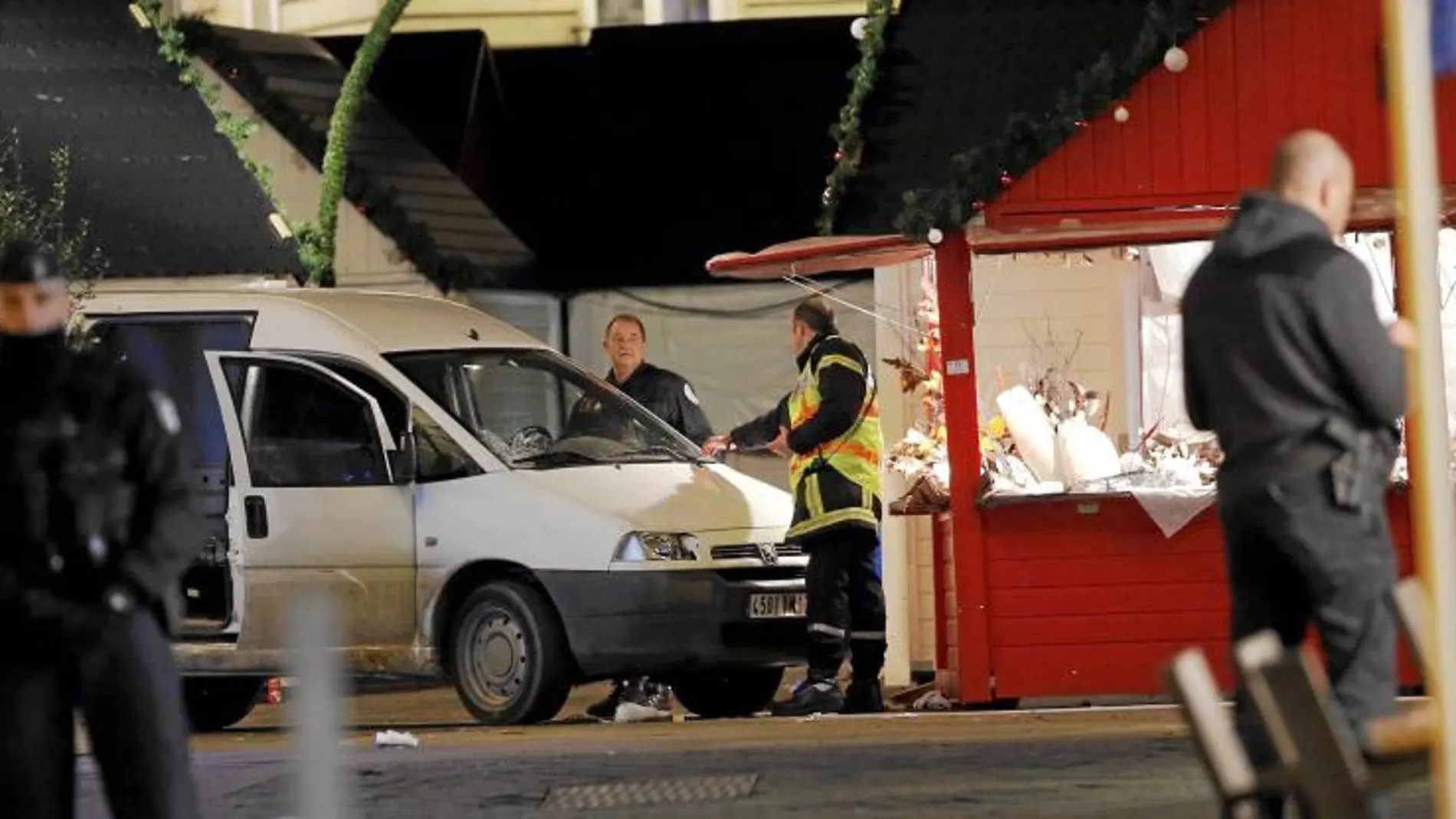 Varios policías inspeccionan la furgoneta en el mercadillo de Nantes