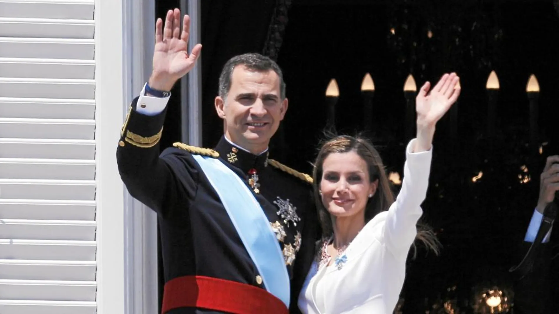 Del Congreso de los Diputados al balcón del Palacio Real, los Reyes se dieron aquel cercano 19 de junio todo un baño de multitudes en la presentación ante el pueblo español y sus autoridades.