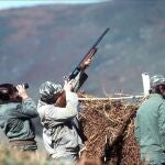 Unos cazadores en una imagen de archivo