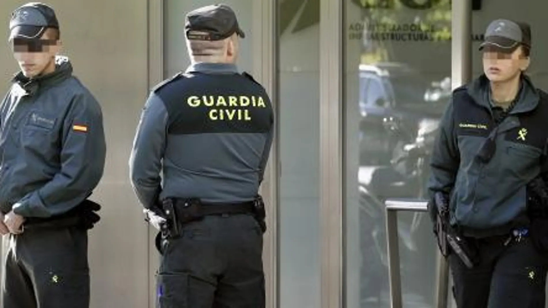 Varios agentes de la Guardia Civil custodian la entrada a la sede del gestor de infraestructuras ferroviarias de Adif en Madrid.