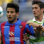 El jugador del Levante, Rubén García (i), disputa el balón con el defensa del Getafe, Sergio Escudero (d).