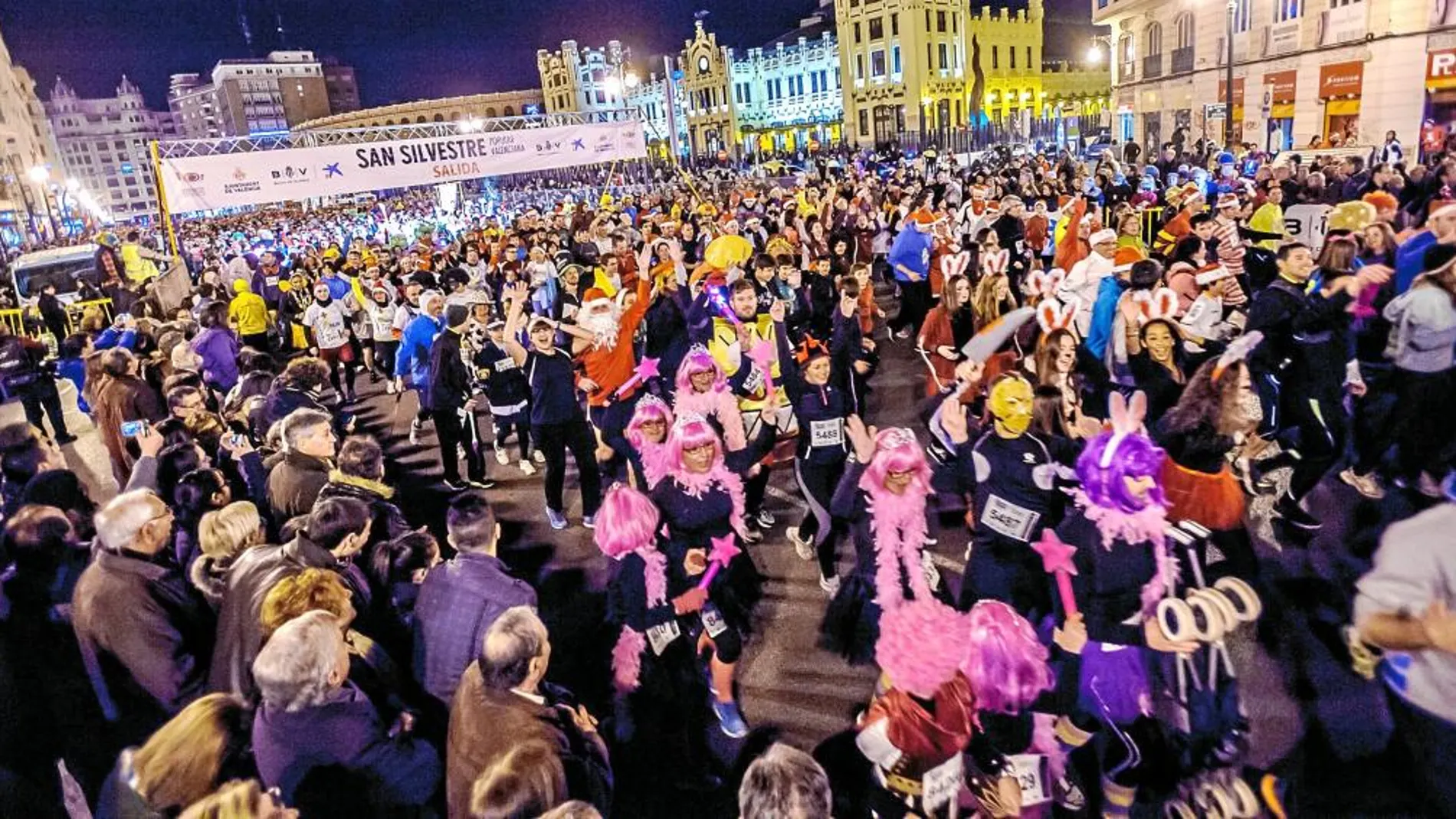 En la fotografía, una panorámica de los participantes en la Plaza del Ayuntamiento de Valencia