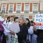 Decenas de personas participan en un concierto de villancicos organizado por la Plataforma contra la privatización de los centros de Atención Primaria