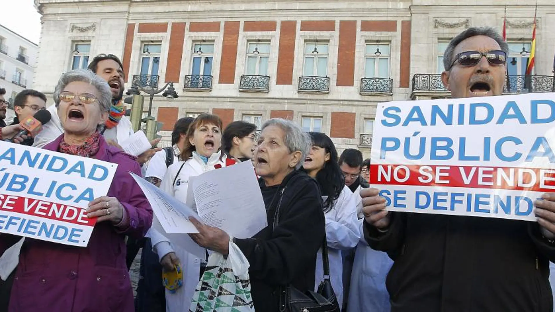 Decenas de personas participan en un concierto de villancicos organizado por la Plataforma contra la privatización de los centros de Atención Primaria