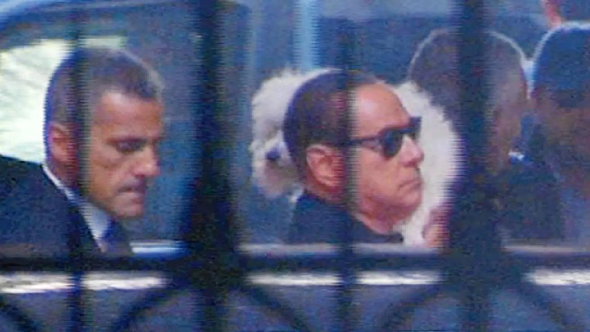 Berlusconi, ayer, a la salida de su domicilio en Roma