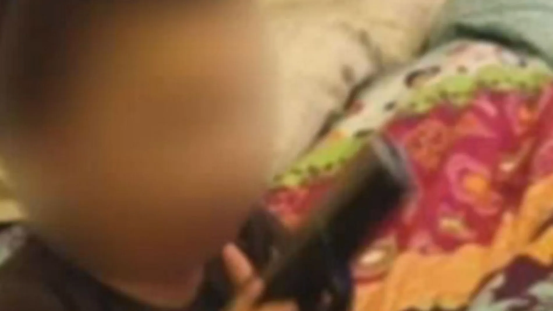 Detienen a los padres de un bebé tras publicar un vídeo en el que jugaba con una pistola real