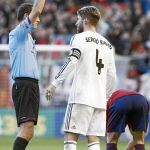 Clos Gómez muestra a Ramos la segunda amarilla por «golpear con el brazo de forma temeraria a un contrario», según el acta arbitral