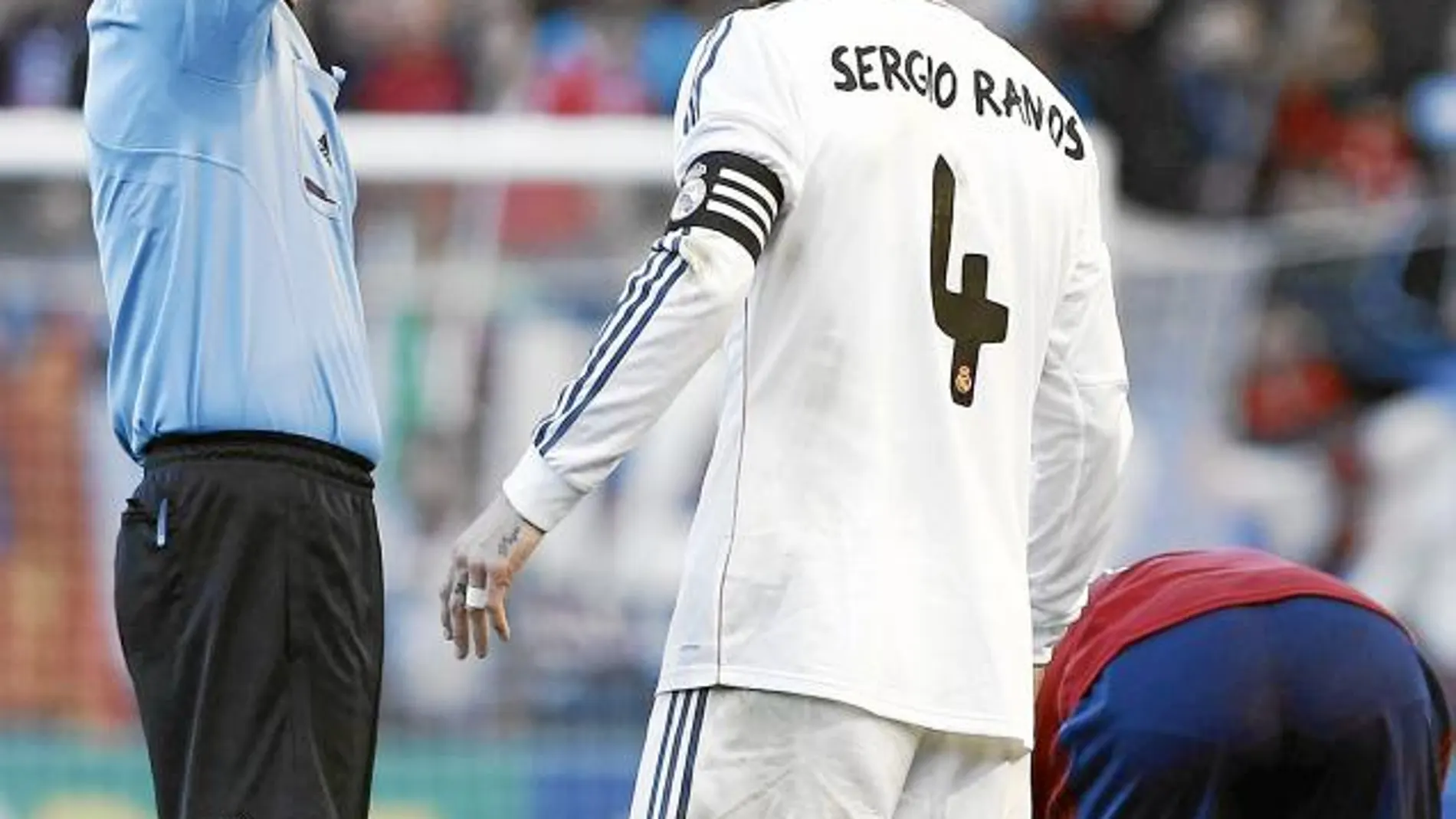 Clos Gómez muestra a Ramos la segunda amarilla por «golpear con el brazo de forma temeraria a un contrario», según el acta arbitral