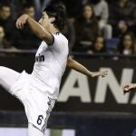 El centrocampista alemán del Real Madrid Sami Khedira (i) lanza el balón
