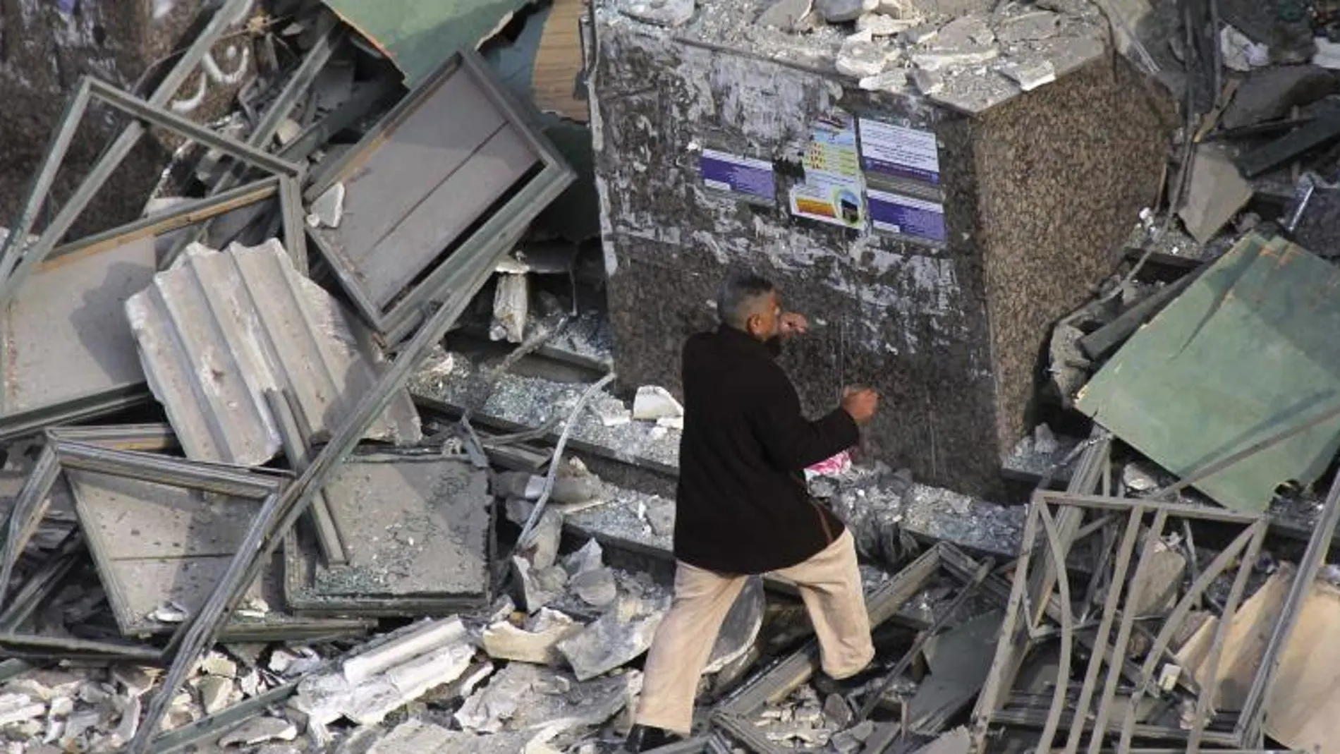 Agentes de policía examinan el lugar donde una explosión se registró hoy, martes 14 de enero de 2014, cerca de un tribunal en el barrio popular cairota de Imbaba, en Egipto.