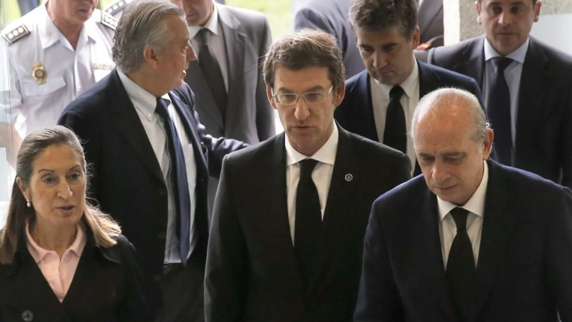 El ministro del Interior ,Jorge Fernández Díaz,c, acompañado por la ministra de Fomento, Ana Pastor,iz., y el presidente de la Xunta de Galicia, Alberto Núñez Feijóo,c, entre otros, a su llegada a la Comisaria de Santiago.
