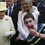 Un joven se hace un «selfie» junto a la reina de Inglaterra en Irlanda del Norte