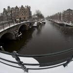 Vista del canal de Brouwersgracht en el centro de Amsterdam, el 21 de enero de 2013. (AP Photo/Peter Dejong)