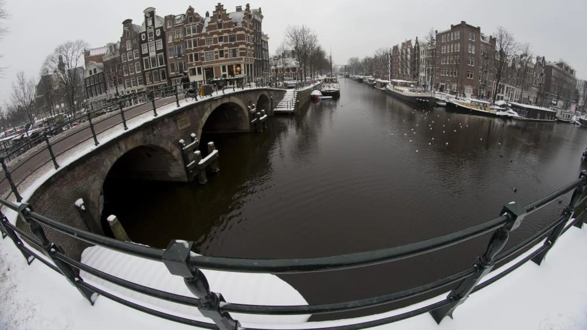 Vista del canal de Brouwersgracht en el centro de Amsterdam, el 21 de enero de 2013. (AP Photo/Peter Dejong)