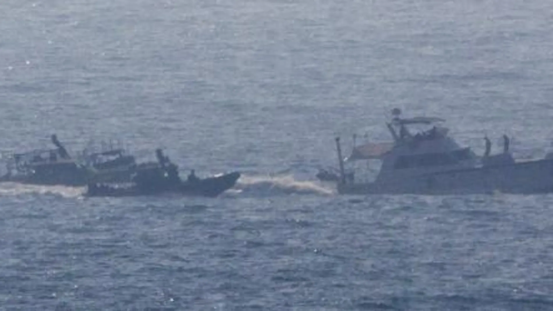 El barco francés de la Flotilla de la Libertad es escoltado por dos barcos de la Marina israelí.