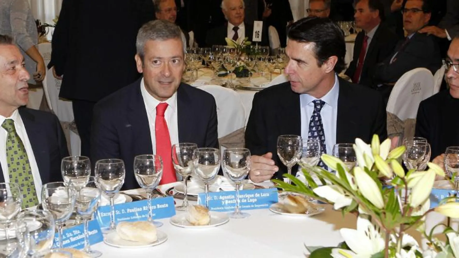 El ministro de Industria, Energía y Turismo, José Manuel Soria (2d); el presidente del Gobierno de Canarias, Paulino Rivero (i); el presidente de la Confederación Canaria de Empresarios, Agustín Manrique de Lara (2i), y el presidente de la CEOE Tenerife, José Carlos Francisco (d)