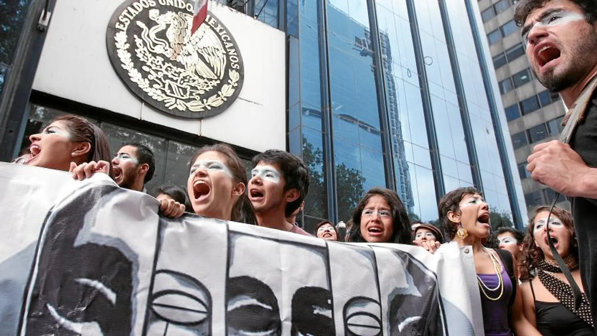 Manifestación de estudiantes frente a la sede de la Fiscalía General en Ciudad de México