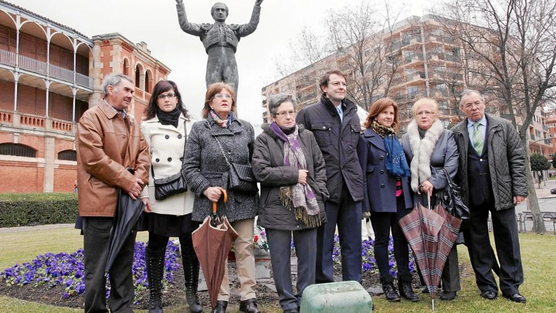Familiares de Julio Robles junto al alcalde de Salamanca