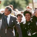 Mandela y su esposa Winnie, tras su salida de prisión, en 1990, en Ciudad del Cabo