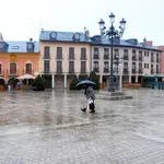 Las lluvias como las de esta imagen, ayer en Ponferrada, seguirán aún este fin de semana en algunos puntos de la Comunidad hasta el lunes que dará paso a un anticiclón que traerá fuertes vientos
