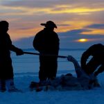 Cazadores inuit abaten un oso polar | Fotografía de archivo