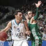 El jugador del Zalgiris Kaunas Popovic, d, y el alero del Real Madrid Rudy Fernández, iz, durante el partido del 'top 16' de la Euroliga disputado esta tarde en el Palacio de los Deportes de Madrid.