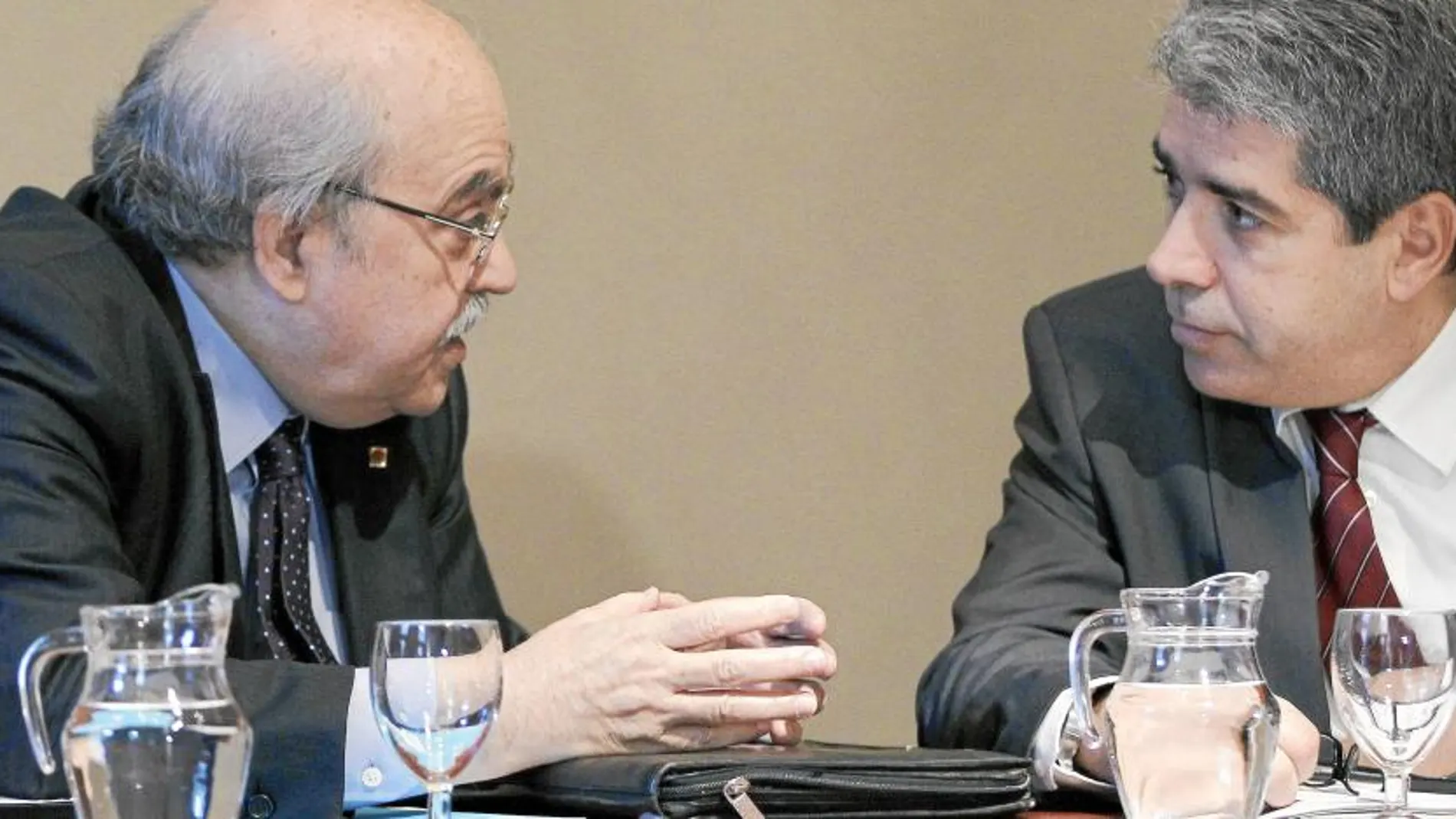 Mas-Colell y Homs charlan durante la reunión ejecutiva del gobierno de Artur Mas
