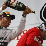 Lewis Hamilton rocía con champán a Fernando Alonso