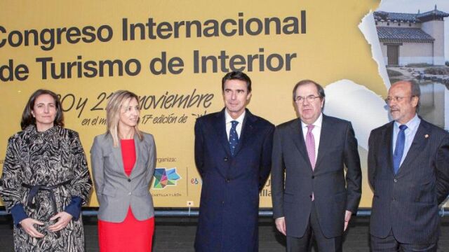 María Josefa García Cirac, Alicia García, José Manuel Soria, Juan Vicente Herrera y Javier León de la Riva, momentos antes de la inauguración del Congreso sobre Turismo Rural en Valladolid